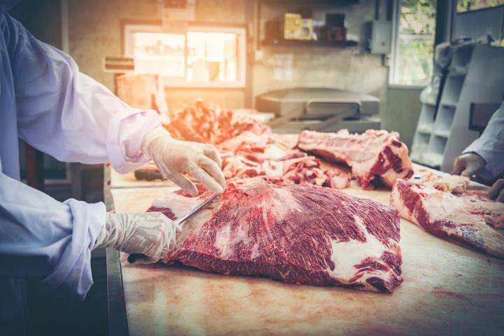 Chaque morceau est taillé avec soin pour optimiser la tendreté et la saveur de la viande.